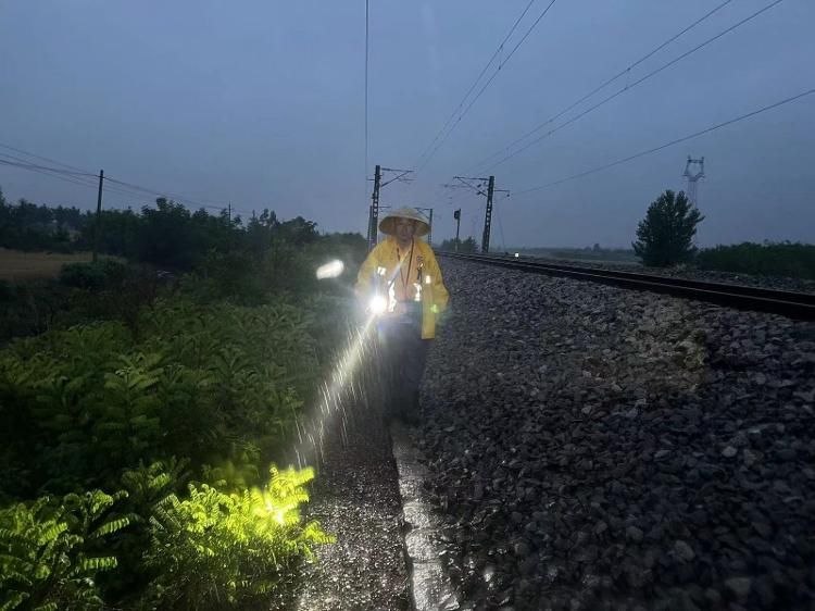 骤雨夜来，临沂铁路部门见雨上岗保障运输畅通