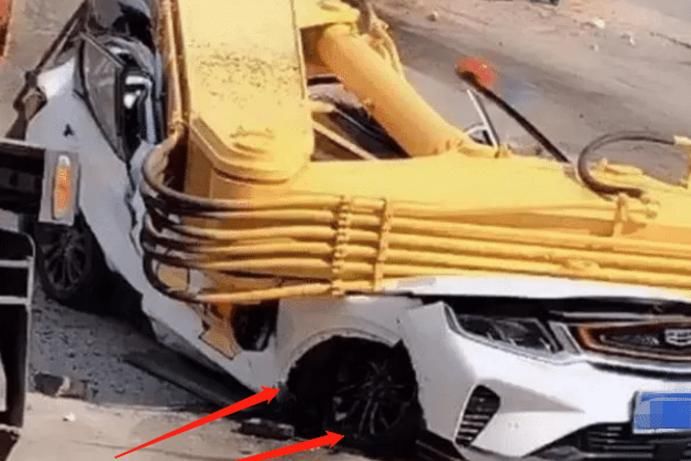  吉利|吉利星越违停路边，直接被砸成“铁饼”，网友：这谁能扛得住