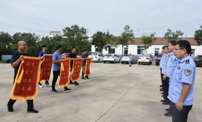 赃物集中发|松山的乡亲们，被偷的20多件农机具都回来了！