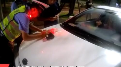  矿泉水|酒驾男子遇交警查酒驾，下车狂喝矿泉水，网友：这智商别开车了