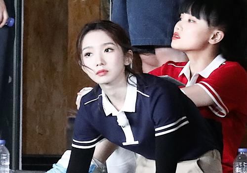 地上|奔跑吧路透:当孟美岐看到地上的小球之后,下意识反应很暖心