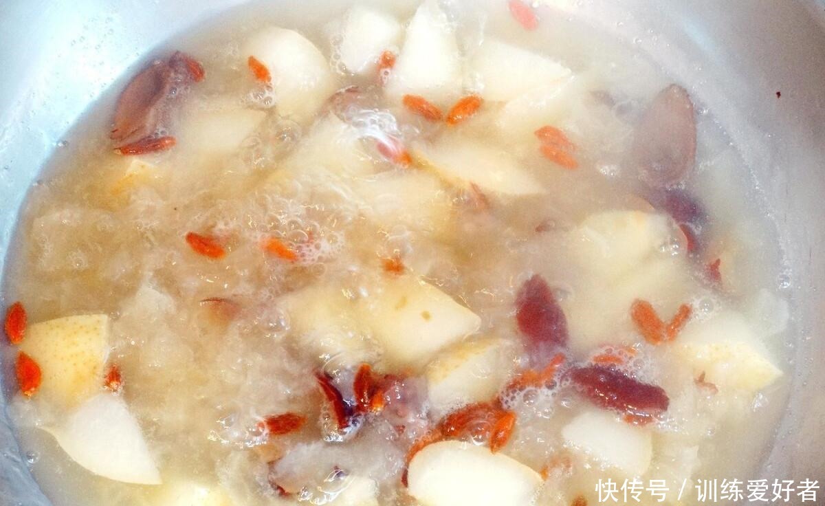 难怪|银耳先剪碎再泡发,还是先泡发再剪碎很多人弄反了,难怪不出胶