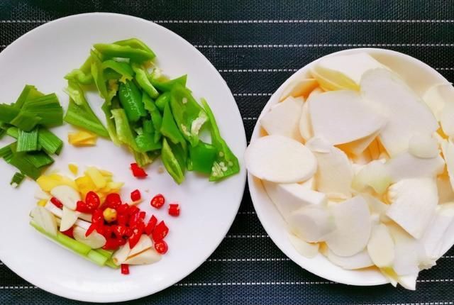  家常菜|8月的第一天，做一份家常菜高笋炒肉，脆嫩的高笋，您喜欢吃吗？