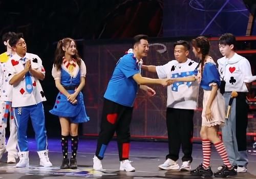  前辈|吴谨言来《跑男》和嘉宾握手，却自动忽略前辈，镜头还拍着呢