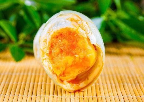 冰箱|吃不完的咸鸭蛋，千万别直接放冰箱大厨教您一招，放1年都新鲜