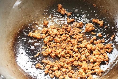 学会|伏天别炒菜了,学会这个懒人焖饭,有菜有肉有饭,太适合懒人了!