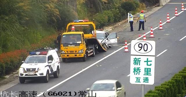  司机|司机分心驾驶，车辆上演“空中翻转”，所幸人员系了安全带！