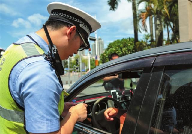  李女士|正常行驶被扣分罚款，女车主：我只不过是挠下痒，这也算违章？