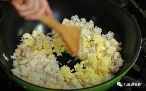  咸香|鸡蛋豆腐炒饭，软糯可口咸香入味，真正的高蛋白食品