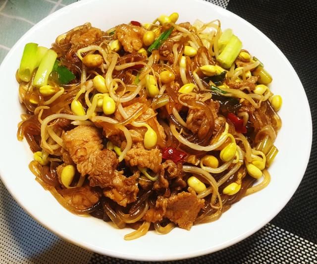  下饭|比蚂蚁上树还好吃的豆芽炒粉条，入味的粉条和爽脆的豆芽超级下饭