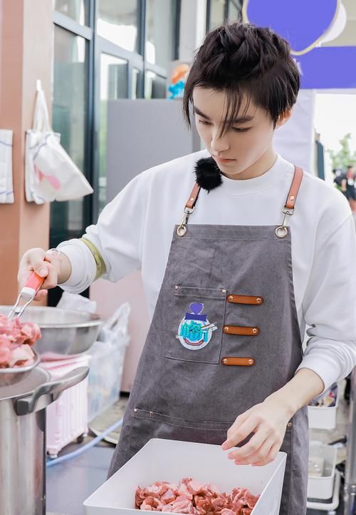  素人女嘉宾|杨超越唱歌跑调，唱功被素人吊打，王俊凯的吐槽太不给面子