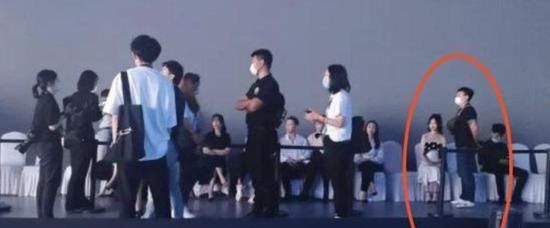  娱乐圈|发布会上明星扎堆坐热聊, 昔日女神却孤独一人, 圈中友情让人寒心