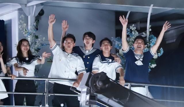  低调|《奔跑吧》第八季录制完成，Baby站“C位”，蔡徐坤低调同框