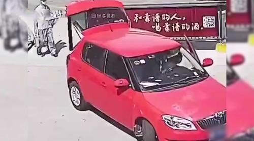  女司机|女司机倒车竟把自己压车底，又是怎么回事？