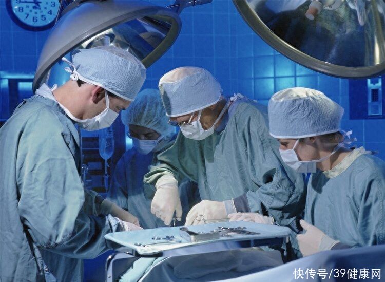 21岁少女患虫癌，医生开刀后发现2斤多虫子！她的习惯要引以为戒2023