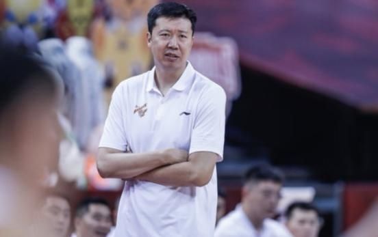  称赞|相互致意！李春江与大郅暖心交流，赛后称赞大郅尽心尽力很称职