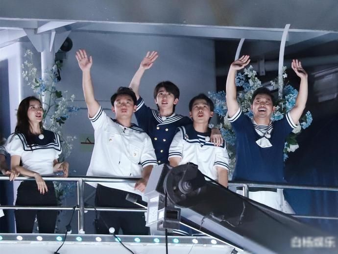家族|跑男家族穿水手服站一排,吴宣仪短裙很青春,我却留意蔡徐坤的手