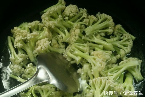 脆嫩|干煸菜花,有人焯水有人过油大厨教我正确做法,脆嫩不吸油
