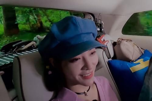  女明星|谢可寅和许佳琪坐车时，旁边的瓶子吸引人，你们可是女明星啊