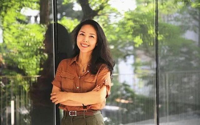 最美|41岁单亲妈妈放弃百万年薪，与鲨鱼共舞，冒死拍出最美水下中国！