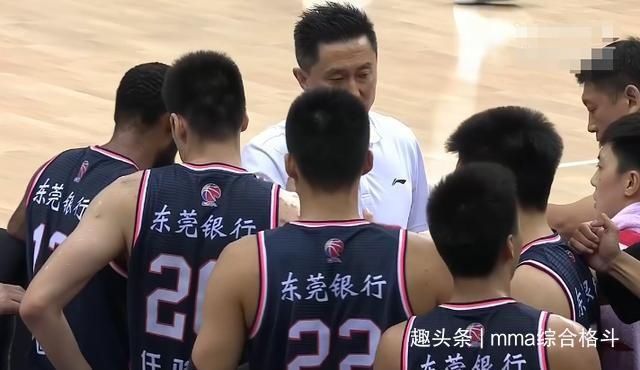  3篮板|18中10！广东狂飙3分，杜锋仍在场边咆哮，任骏飞半场0分3犯3失误