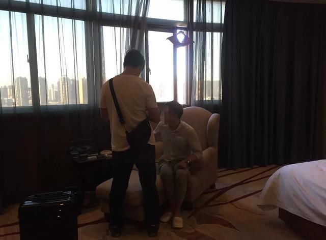 民警|画面曝光!南安民警酒店抓捕,床上厕所沙发都有嫌疑人