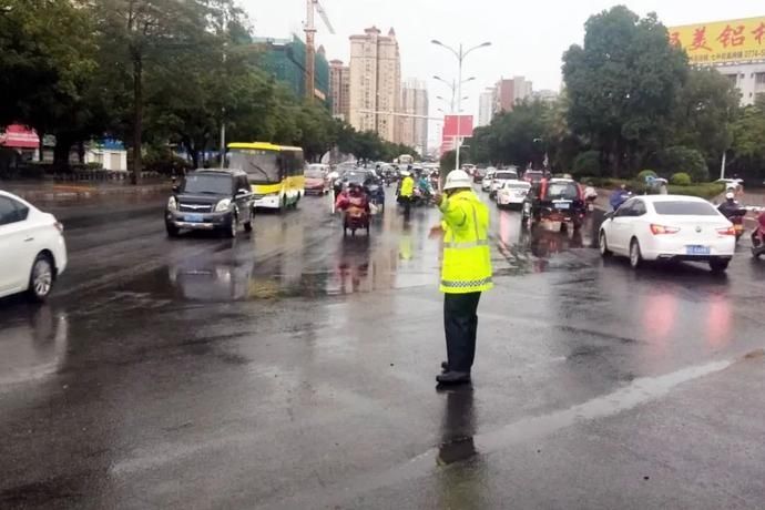 梧州|风里，雨里，梧州交警始终和你在一起！