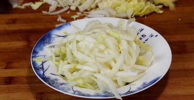 翻炒|面条别再煮着吃,教你新吃法,比吃肉还解馋,家人天天点名要吃