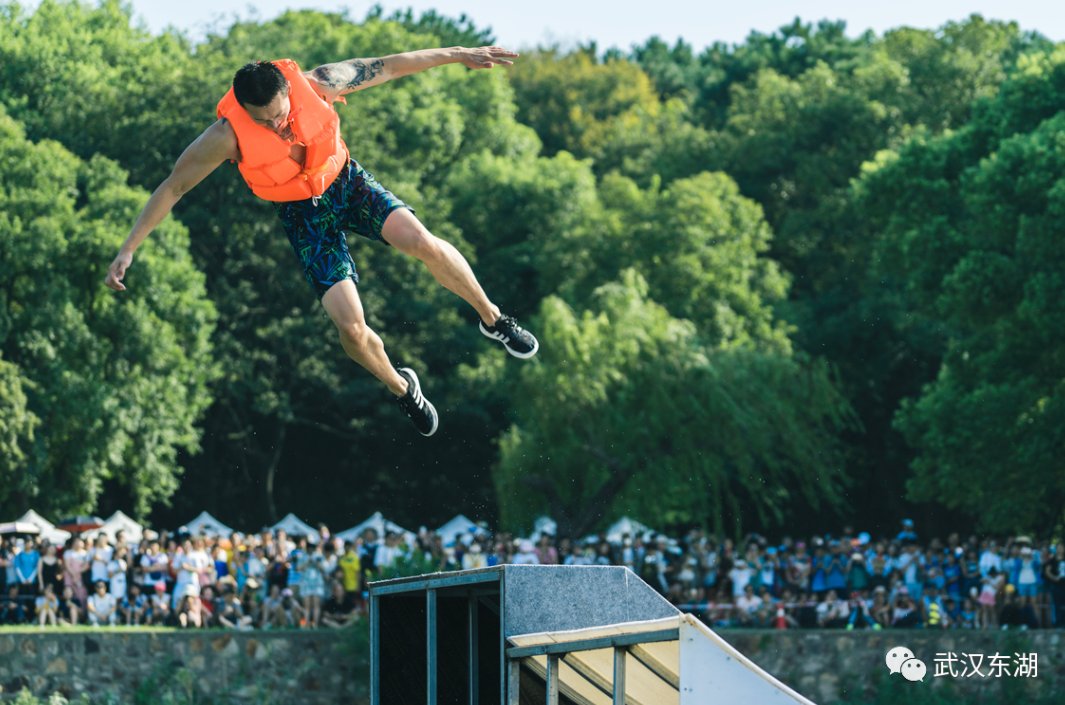  一年一度|一年一度“跳东湖”如约而至，一起向武汉花式表白