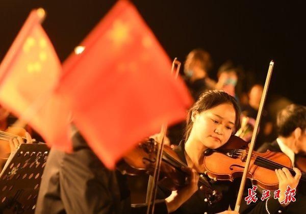 震撼|全城点亮!武汉流光溢彩向她表白,场面震撼