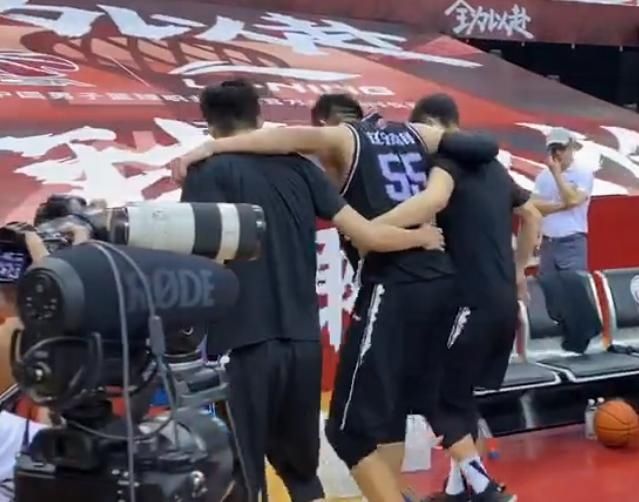 致敬|拼到抽筋被搀扶下场！广东官方致敬，他虽输22分也可昂首离开