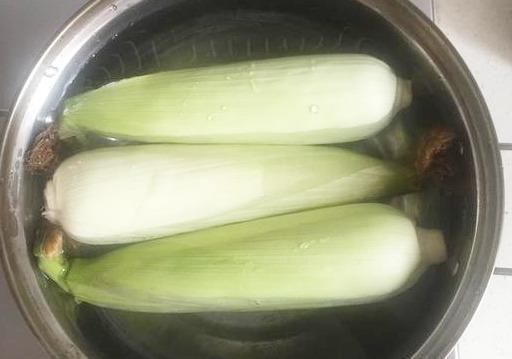  玉米|要带叶子一起煮吗？添加佐料吗？好多人做错了，煮玉米技巧有2点