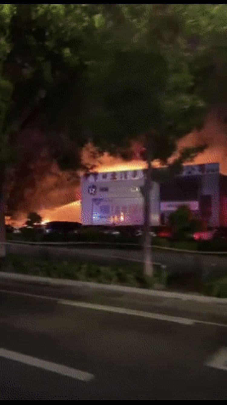  深夜|广州芳村深夜大火，距离居民区一墙之隔