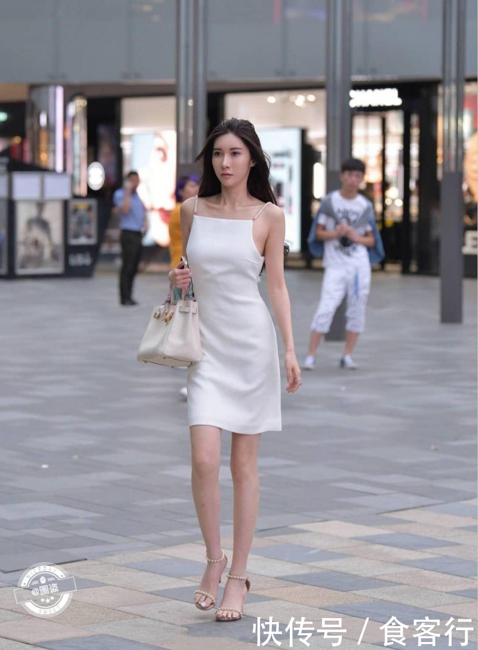 小姐姐|街拍：女神级小姐姐穿大露背连衣裙，凹凸有致的曲线，自带性感！