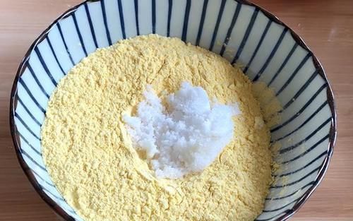  玉米面|玉米面最好吃做法，手不沾面，开水一烫，蓬松暄软，比面包还好吃