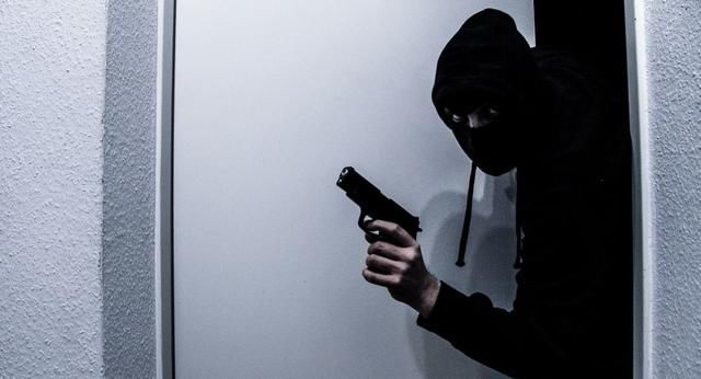  餐员|男子装成送餐员抢银行