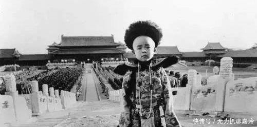 工作人员|溥仪重回故宫,说照片摆错了,被工作人员怒斥,溥仪:那是我爹!