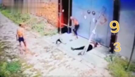  惨遭|司机载老板却出车祸，家中母女惨遭报复：30秒连续挥铁锹16次