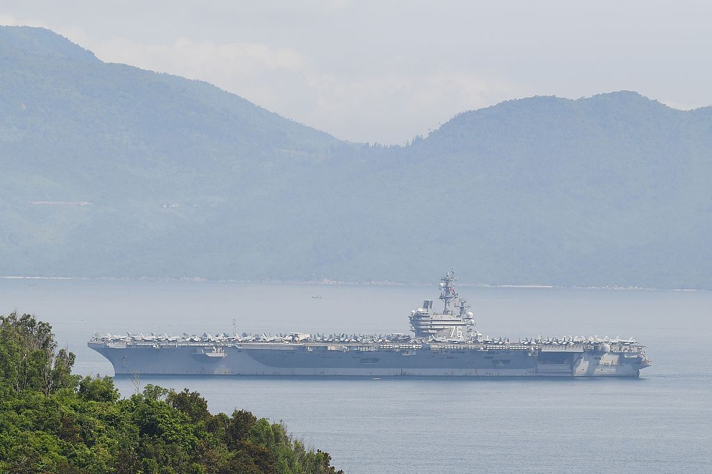 美国航母罕见停靠越南岘港，外媒炒“应对中国不断增强的实力”
