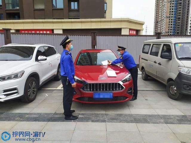 专项|大渡口开展专项整治 车辆在人行道乱停乱放司机要遭“背书”