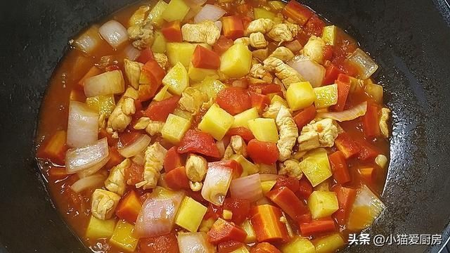 土豆|土豆和胡萝卜还能一起这么做,加上鸡胸肉和洋葱,味美好吃特解馋