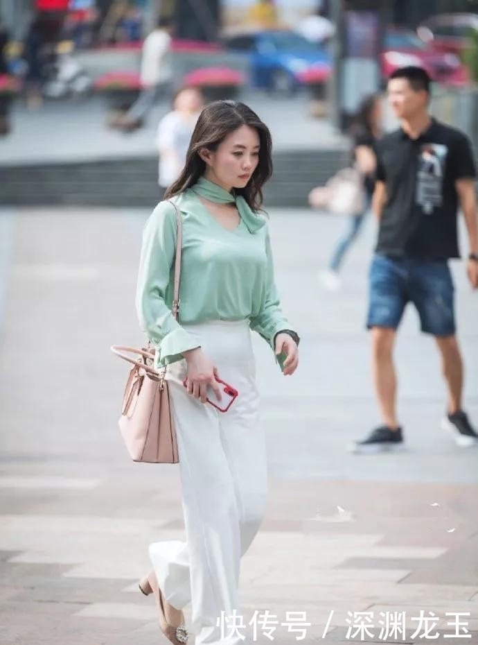 拉长|美女脚上搭配一双高跟鞋，拉长腿提高腰，让她显瘦还显高