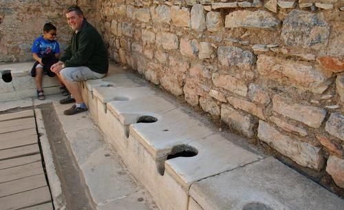  猪圈上|古代上厕所有多痛苦？一拉水花四溅，要锻炼多年才能“完美掉落”