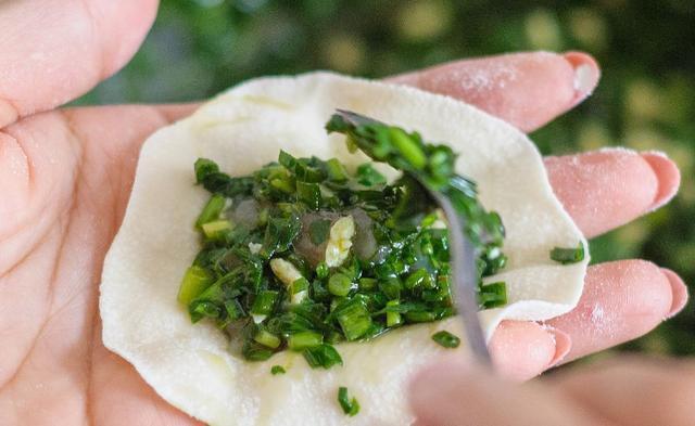 不好|包韭菜馅饺子,直接拌馅就错了!多加一步,韭菜更翠緑,还不出水