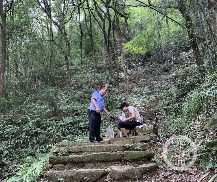  民警|酷暑下民警爬了2小时歌乐山……小伙子，终于找到你了！