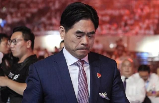 卖出|王振华猥亵幼童“案中案”：知情好友突击卖出“新城控股”内幕交易被罚没逾196万元