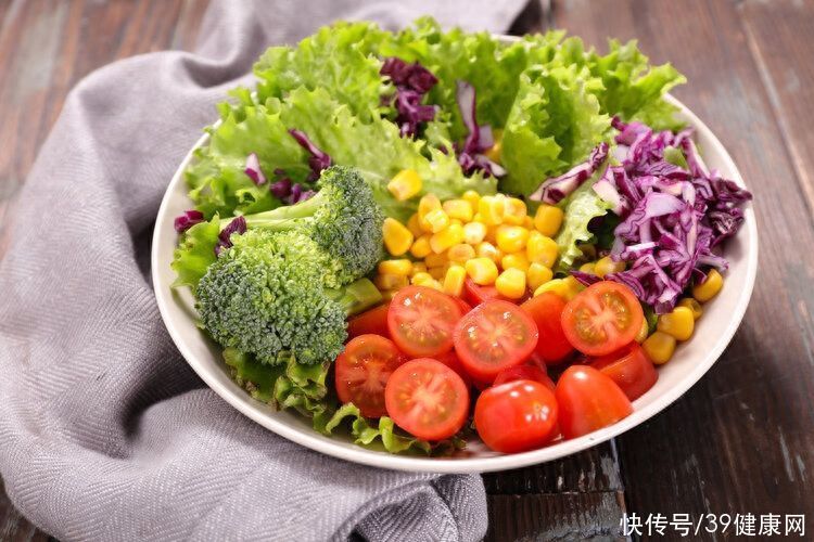 过量补充维生素会增加患癌风险(别再乱吃维生素了！研究发现：乱吃维生素，患癌风险或会增加27%)