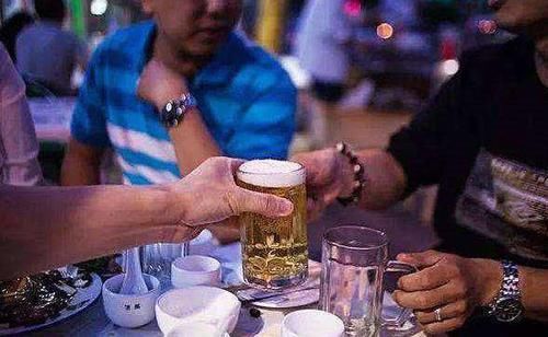 内行人|会喝酒的人旁边都会放一杯“白水”，内行人：学着点，都是经验！