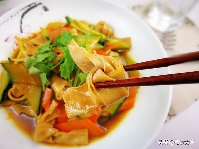  豆腐皮|豆腐皮焯水时，别忘加点“它”，做出来滑嫩入味，米饭都不够吃了
