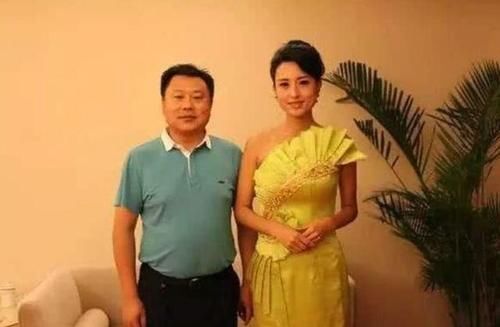  主持人|她是央视主持人，丈夫比她大20岁，站一起像父女